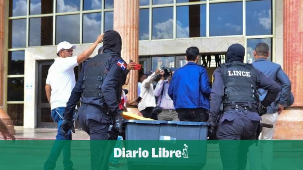 🚨 |#SucesosDL| Apresan dos agentes al intentar robarse cerca de un millón de pesos durante Operativo Halcón IV

🔗ow.ly/MYHq50ONFe9

#DiarioLibre #Agentes #OperativoHalcónIV #Evidencia