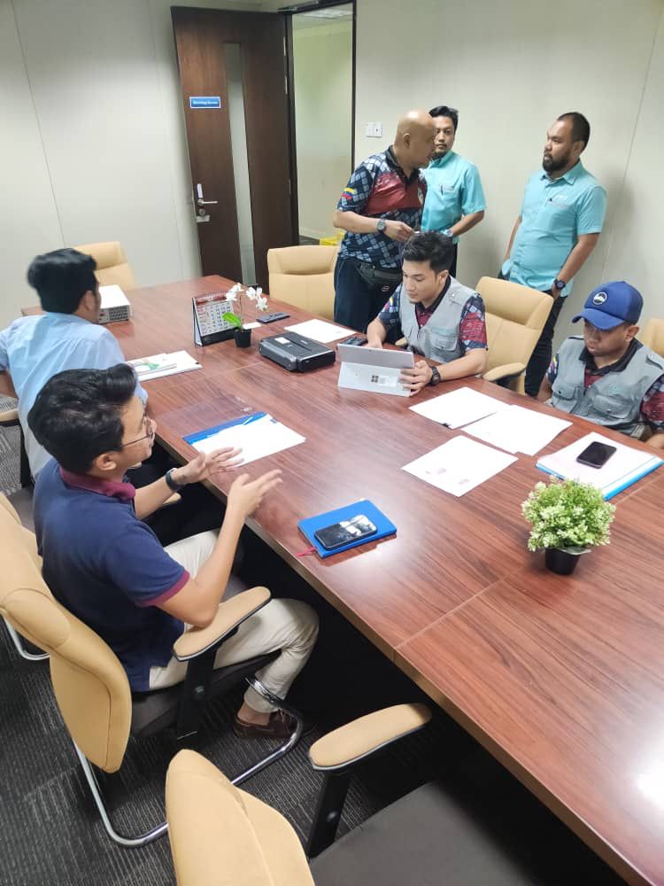 CIDBMALAYSIA's tweet photo. 1/2 Satu Operasi Khas melibatkan kerja pengurusan fasiliti (FM) telah di adakan di sekitar Wilayah Persekutuan Putrajaya hari ini.
.
Pemeriksaan ini diadakan adalah bagi memastikan kontraktor FM yang dilantik mematuhi peruntukan seperti mana yang telah ditetapkan di dalam https://t.co/nKIgyPVxna