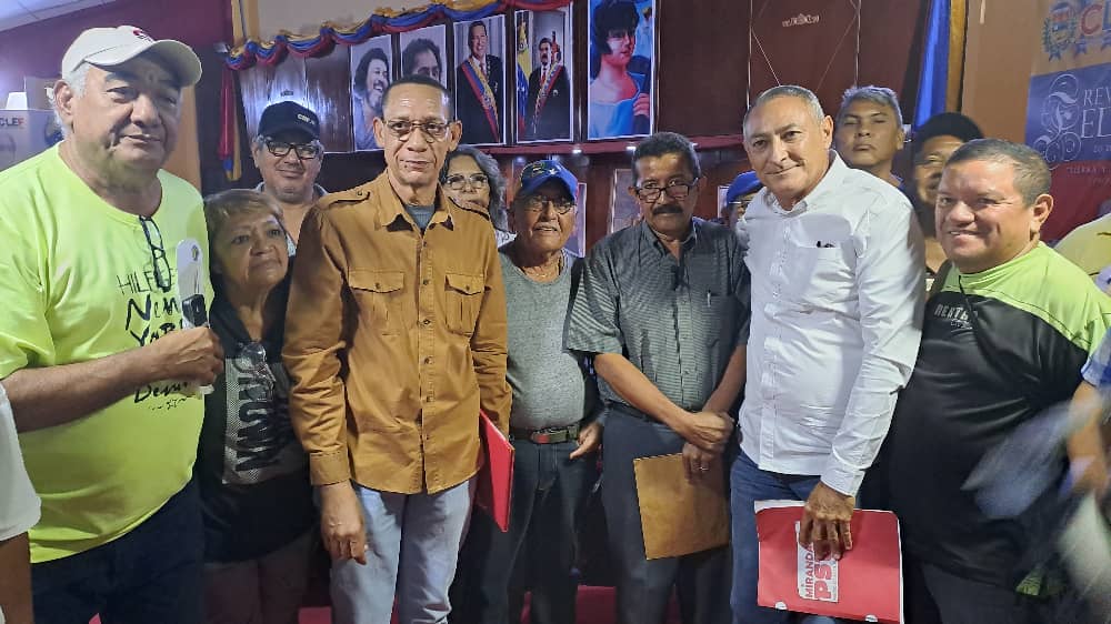 NoticiasFalcon's tweet photo. CLEF atiende planteamientos de jubilados y pensionados de Falcón.
@UlisesDaal

https://t.co/qUfEbht5Ot https://t.co/eZ15Fzfmmp