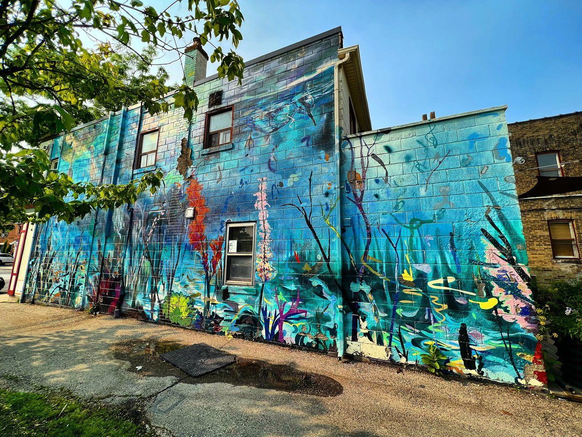 Teal on blue. A mural titled ‘Fowl Play’ by artists Alexa Hatanaka & Patrick Thompson brightens the Birds & Bean Cafe ☕️ in Etobicoke. Part of the @StART_Toronto 🎨 program via the @cityoftoronto 🏙️.

📷: instagram.com/pennanbrae

#mondaymural #toronto #wallmurals #publicartwork