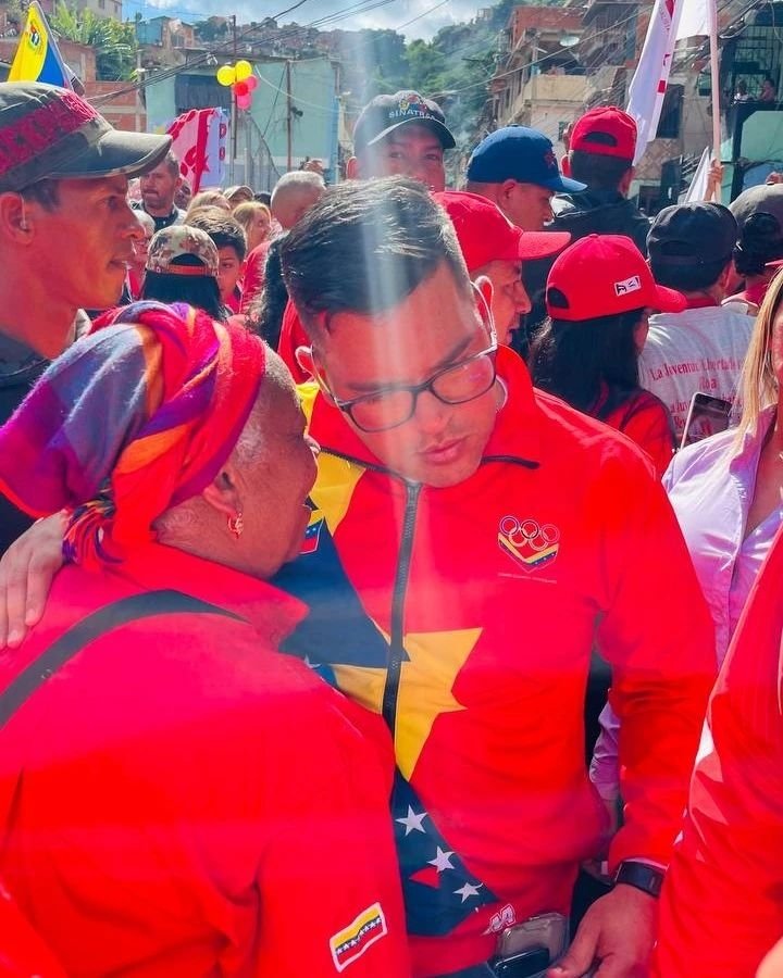 El chavismo es fortaleza, lealtad y conciencia. Caracas cuenta con un gran poder popular. ¡Somos la fuerza y orgullo de la Revolución! 🇻🇪

#VivaLaUniónDeLosPueblos @Nahumjfernandez