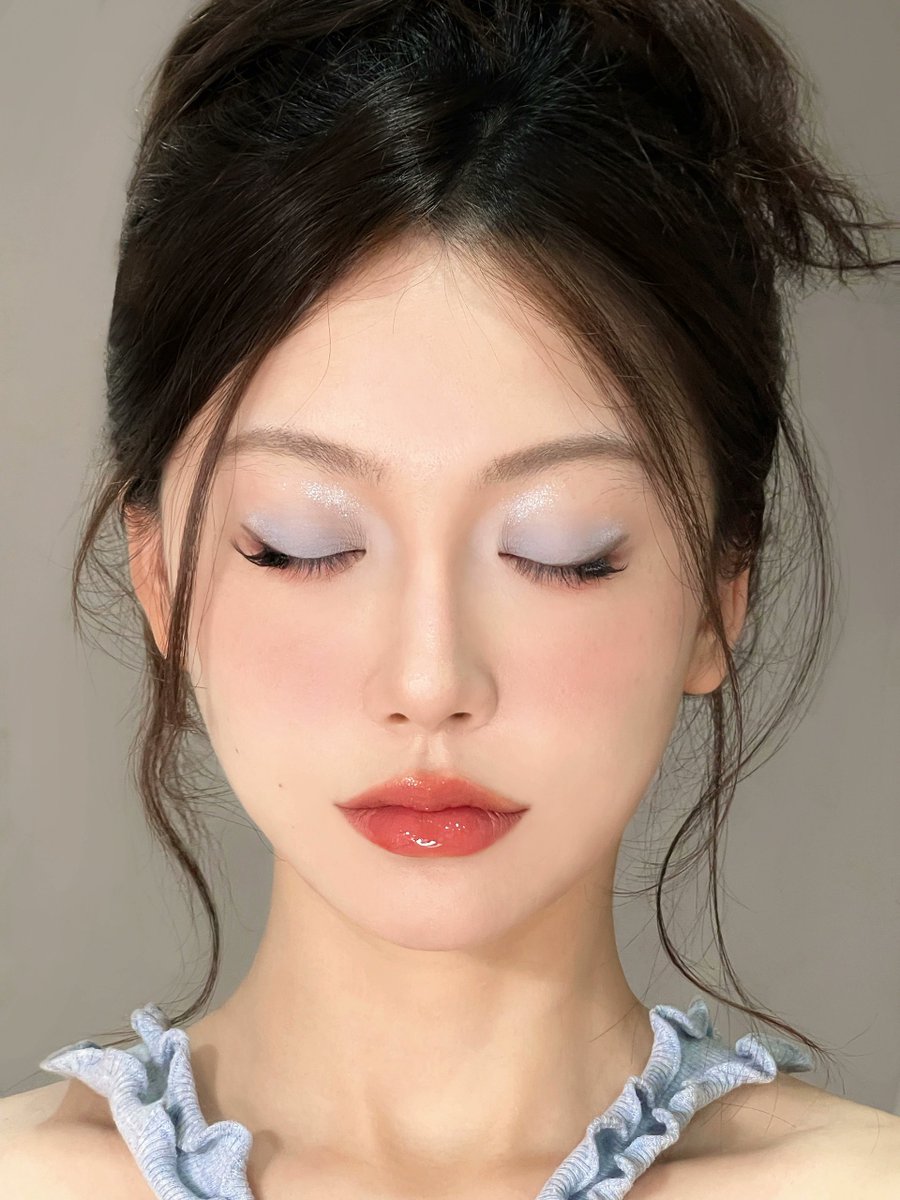 PerfectDiary_us's tweet photo. Encounter your sweet BLUE love💙

Inspired by our Designer Eyes And Cheeks Palette (Denim Limited Edition) 01 Denim Pink, this vibrant makeup look brings some cool breeze to the HOT summer. 🔥 
You need it for your next refreshing look!😎🧊

🛒: https://t.co/Lu2VJHpnwB https://t.co/mIDu9XZsZ1