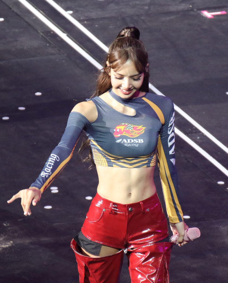 LISA'S ABS IS INSANE I JUST WANNA