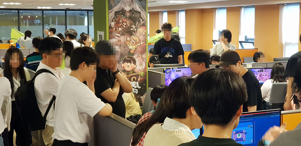 청강대 게임콘텐츠스쿨 졸업작품 2023년 1학기 중간 발표가 있었습니다. 학생들 너무 고생 많았어요. 종강 전 지난 학기를 되돌아보고 여름방학때 쉬면서  다음 2학기 졸작 마무리를 잘 준비해주세요.
바쁜 와중에 시간 내서 찾아주신 게임 업계 개발자분들께 정말 감사드립니다.