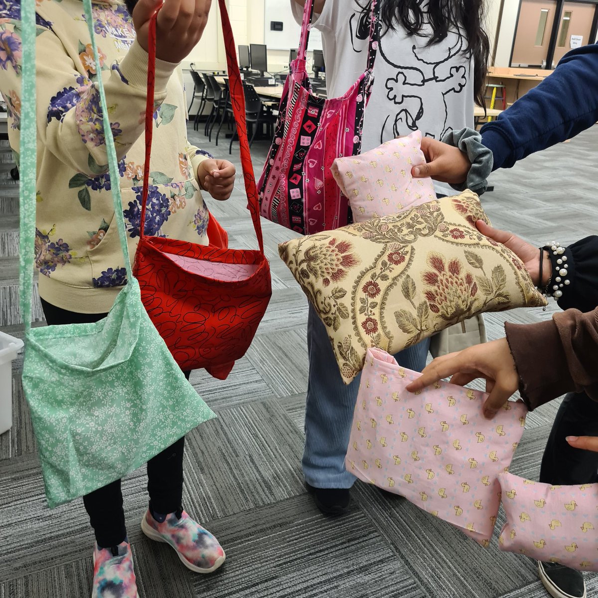 Students @DarcelSeniorPS were creative with their sewing ideas and  learning from our amazing community volunteers. Thanks for your help. #makerspace #PeelEML
