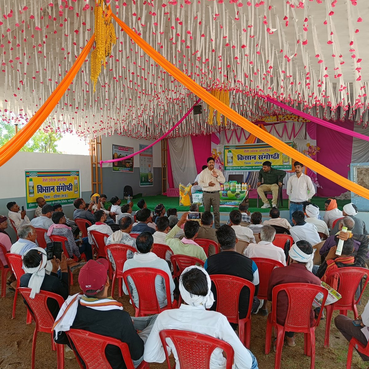 RupendraMaholia's tweet photo. इंदरगढ़ जिला दतिया में किसान संगोष्ठी का आयोजन किया गया, सभी किसान भाइयों को इफको यूरिया नैनो डीएपी के बारे में विस्तार से जानकारी दी गई ।
सभी किसान भाइयों द्वारा नैनो यूरिया एवं नैनो डीएपी उपयोग में लेने हेतु हा�� उठाकर सहमति दी गई।
@drusawasthi 
@IFFCO_MP 
@IFFCO_PR https://t.co/jHOAsf5p6F