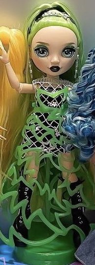 OolaFanForever's tweet image. Okay #JadeHunter’s #RainbowHigh #ProjectRainbow doll is even better than I thought she would be. She is easily #1 on my list of the new line. Very exciting!! I here her lightening lights up. Garment, 3 separate pieces. ❤️💕