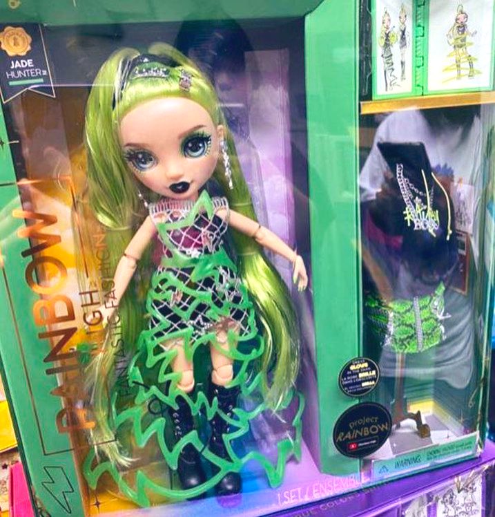 OolaFanForever's tweet image. Okay #JadeHunter’s #RainbowHigh #ProjectRainbow doll is even better than I thought she would be. She is easily #1 on my list of the new line. Very exciting!! I here her lightening lights up. Garment, 3 separate pieces. ❤️💕