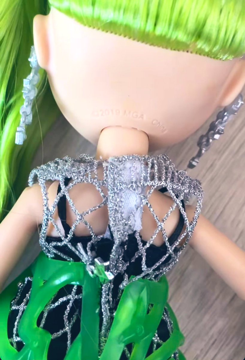 OolaFanForever's tweet image. Okay #JadeHunter’s #RainbowHigh #ProjectRainbow doll is even better than I thought she would be. She is easily #1 on my list of the new line. Very exciting!! I here her lightening lights up. Garment, 3 separate pieces. ❤️💕