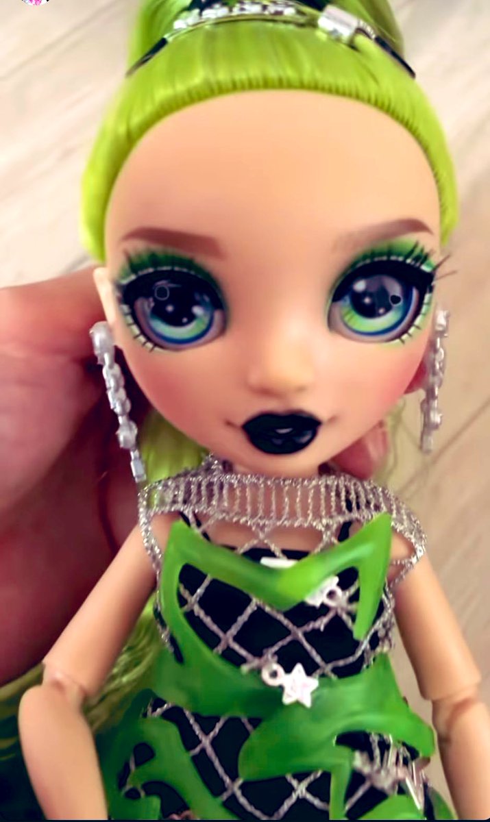 OolaFanForever's tweet image. Okay #JadeHunter’s #RainbowHigh #ProjectRainbow doll is even better than I thought she would be. She is easily #1 on my list of the new line. Very exciting!! I here her lightening lights up. Garment, 3 separate pieces. ❤️💕