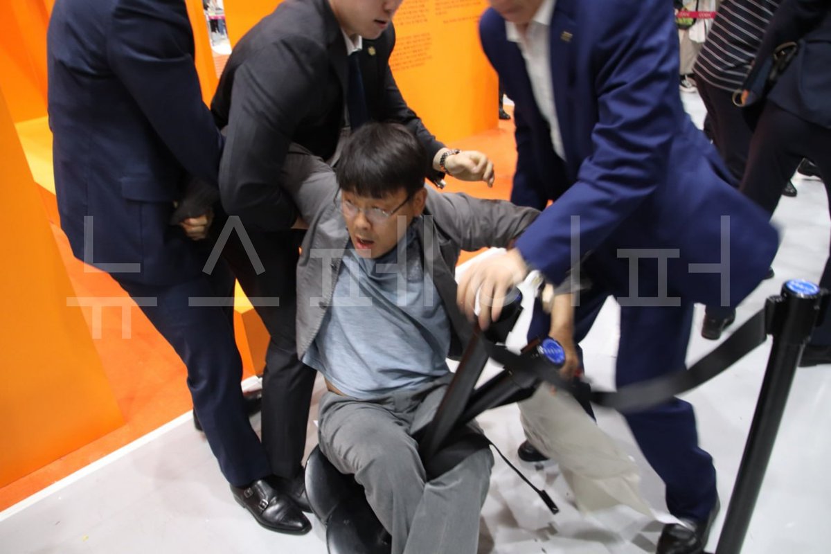 newspaper3859's tweet photo. 2023서울국제도서전 홍보대사에 블랙리스트 실행자 오정희 소설가 선정에 항의 방문한 작가와 예술가들이 폭력에 무참히 쫓겨나고 있습니다. 국제도서전에 김건희 여사 방문으로 어느때보다 많은 경호 인력이 배치되었으며 문학기자들은 개화식에 입장조차 불가한 상황입니다. https://t.co/TRCqxVw8oB