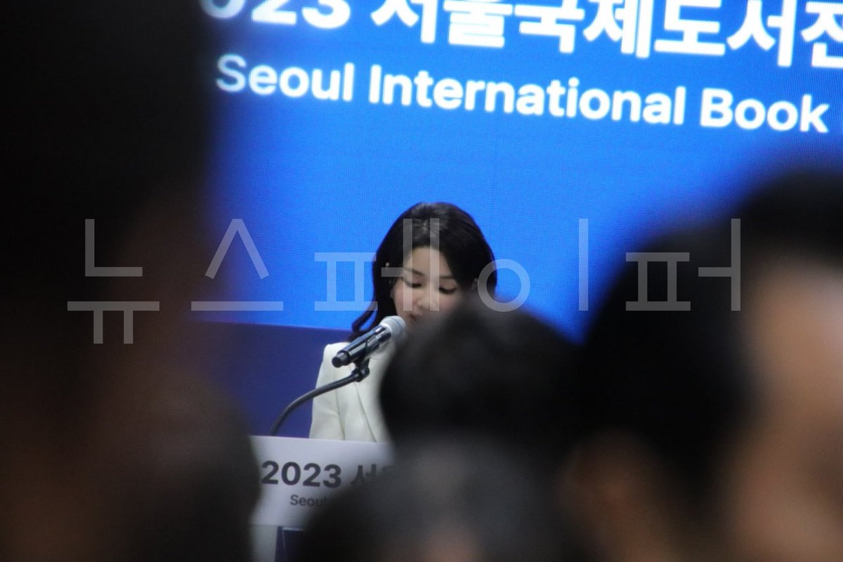 2023서울국제도서전 홍보대사에 블랙리스트 실행자 오정희 소설가 선정에 항의 방문한 작가와 예술가들이 폭력에 무참히 쫓겨나고 있습니다. 국제도서전에 김건희 여사 방문으로 어느때보다 많은 경호 인력이 배치되었으며 문학기자들은 개화식에 입장조차 불가한 상황입니다.