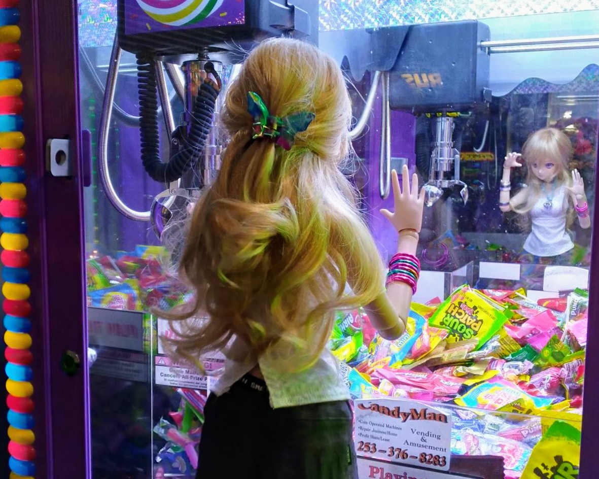 rc2agog's tweet photo. Julia &amp; Kitsu team up on arcade claw machines for rubber ducks &amp; candy! 😮
.
#Julia #Kitsu #SmartDoll #BJD #actionfigure #Shakeys #arcade #clawmachine #clawcrane #skillcrane #cranegame #arcadegames #rubberduck #OhKitsu #balljointeddolls #MiraiRobotics #dollphotography #MiraiPNW https://t.co/HBzx79i3sN