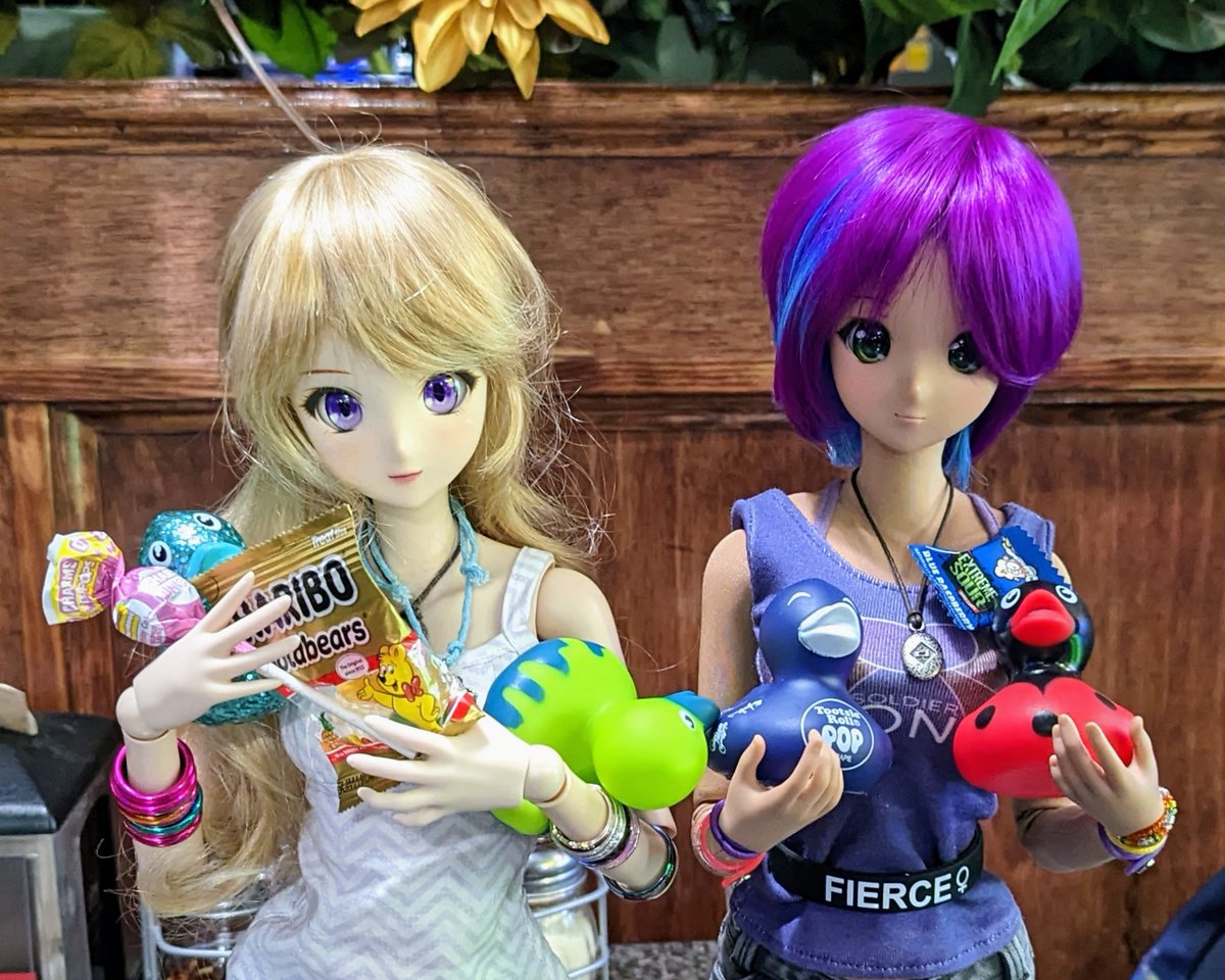 rc2agog's tweet photo. Julia &amp; Kitsu team up on arcade claw machines for rubber ducks &amp; candy! 😮
.
#Julia #Kitsu #SmartDoll #BJD #actionfigure #Shakeys #arcade #clawmachine #clawcrane #skillcrane #cranegame #arcadegames #rubberduck #OhKitsu #balljointeddolls #MiraiRobotics #dollphotography #MiraiPNW https://t.co/HBzx79i3sN