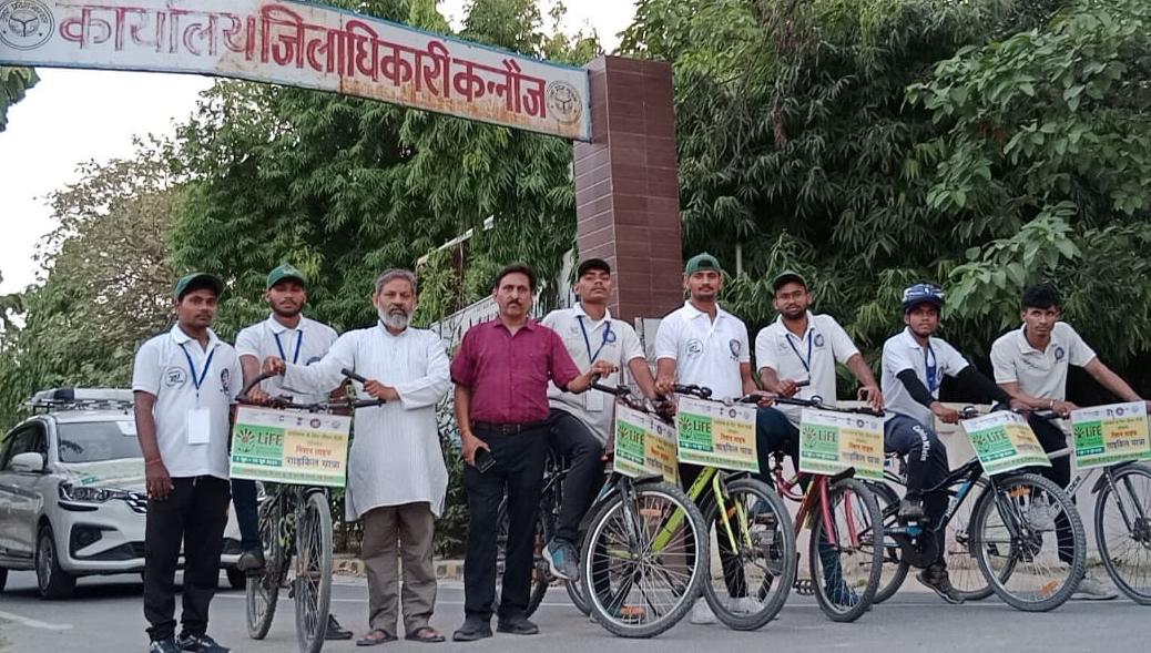 NssBhu's tweet photo. "मिशन लाइफ साइकिल यात्रा" के कन्नौज आगमन पर मुख्यालय में स्वागत। पर्यावरण संरक्षण, जल प्रबंधन, पर्यावरण अनुरूप  जीवन शैली और बेहतर मानव जीवन को समर्पित "मिशन लाइफ साइकिल यात्रा " अध्यक्षता कन्नौज के जिलाधिकारी श्री शुभ्रांत कुमार शुक्ला ने की। @Varanasi_DM @dmkannauj @dmkannauj1 https://t.co/W4Pe92oKGm