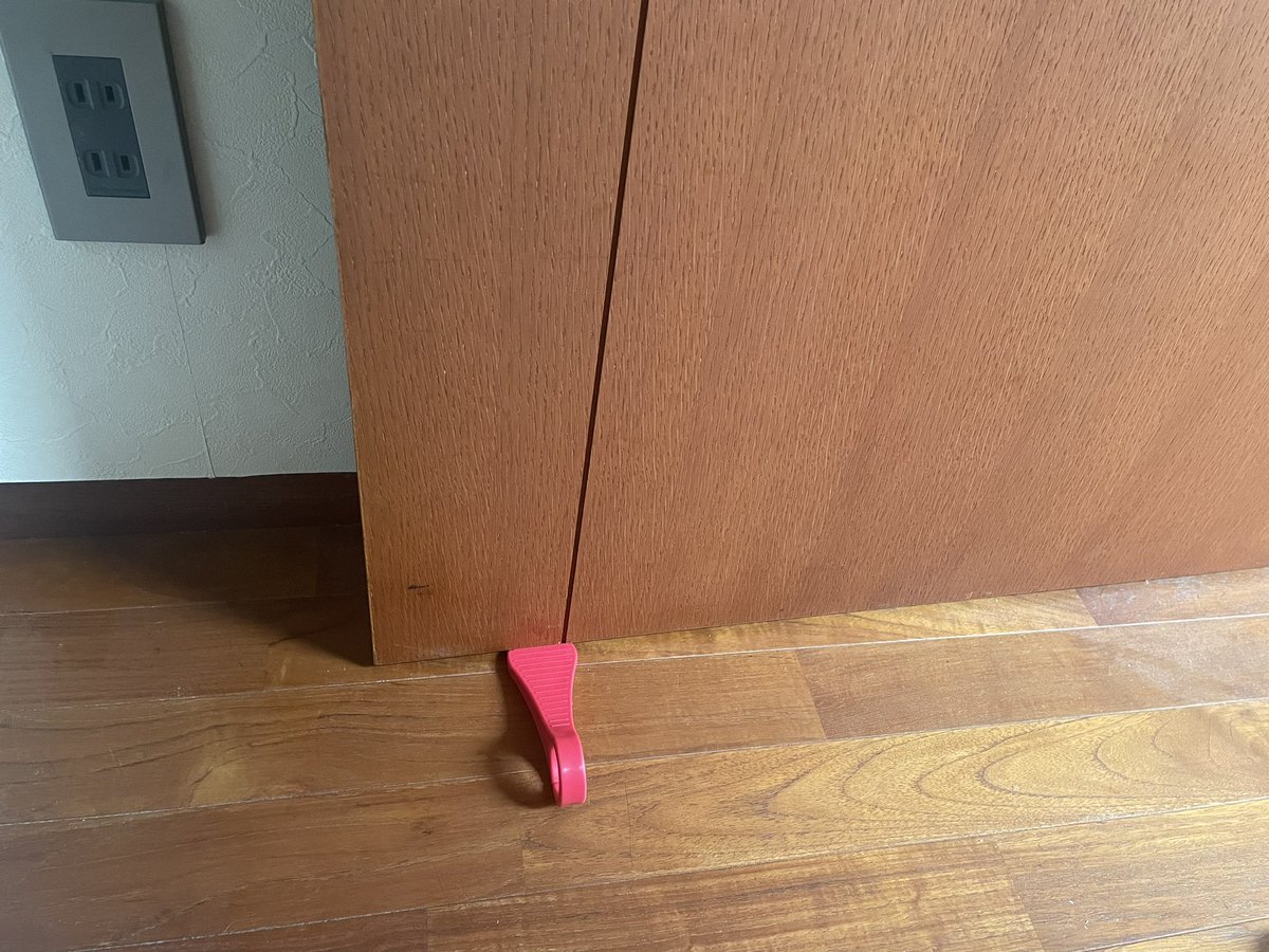 Kenta_Fujimaki's tweet image. 今日、百均でドアストッパーを買いました。
もう百科事典をドアストッパーとして使いません。
もっと大切にします。
平凡社さん、ごめんなさい。