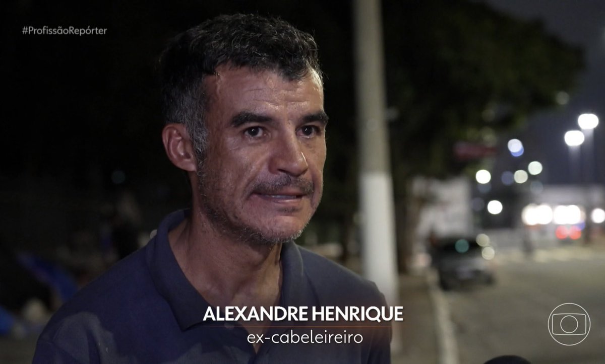 J_henriqueramos's tweet photo. Alexandre ganhava 2 mil reais por dia como dono de um salão de beleza. O corte exclusivo com ele era 130 reais. Consolidado e com uma empresa que empregava 42 funcionários…

Perdeu tudo para o CRACK. 

#ProfissãoRepórter dando aula de jornalismo. https://t.co/8skRi18N8e