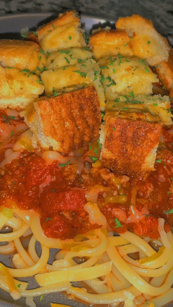 AKThePanda1's tweet photo. Who’s craving #Spaghetti ? I took a page out of @goudeaulthyme ‘s cookbook and prepared my own sauce! Slap that #redsauce on top of our #fettuccinenoodles and we have a dish!!! 🤤     #cookingwithpoofy #misspoofybare #poofybare #favchef23 #favchef2023 #favchefayannapreston https://t.co/vhCZZCSvCR