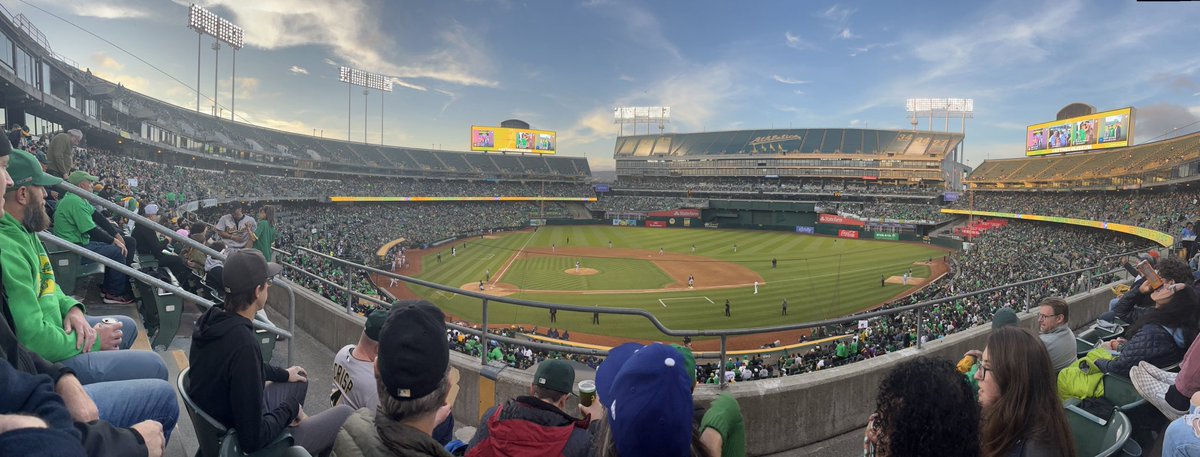 Ericwithan_H's tweet photo. We’re still here. #oakland #OaklandAs #fisherout https://t.co/q6cXEBTomP