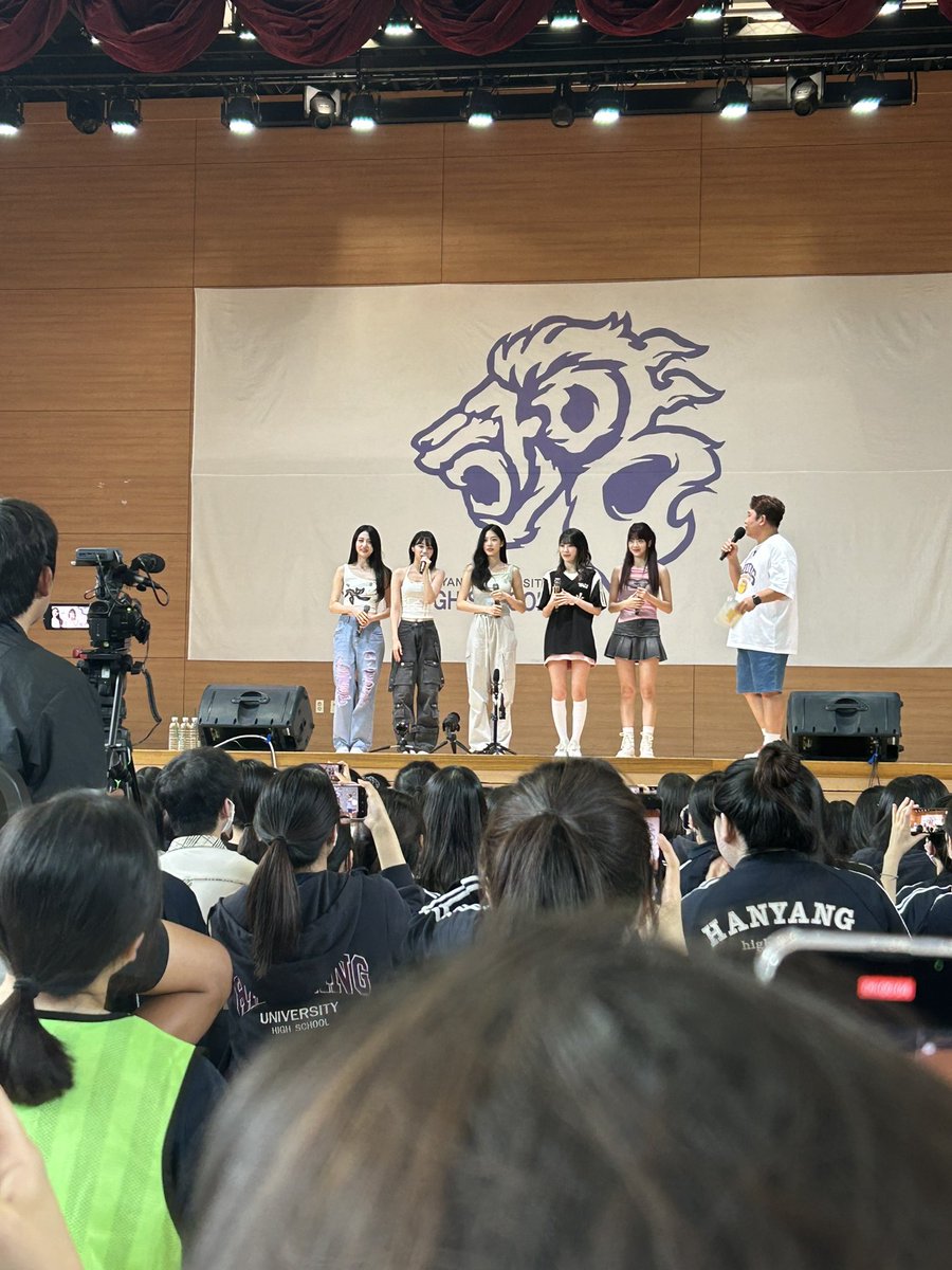 elsserafim's tweet photo. LE SSERAFIM AT HANYANG UNIVERSITY HIGH SCHOOL OMG??? https://t.co/tqJRurb7l1