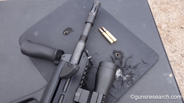 gunsresearch's tweet photo. 本日午前9時15分頃、岐阜市内にある陸上自衛隊の射撃訓練場にて発生した、自動小銃の乱射事件。使用弾薬が5.56mmでも7.62mmであっても、被弾時の貫通を止めるには、NIJ防弾規格でレベル3以上が必要となるが、仮に着用をしていても、露出した部位を狙われたなら、防ぎ切れずに致命傷を負う可能性も。 https://t.co/k8IybINw0k