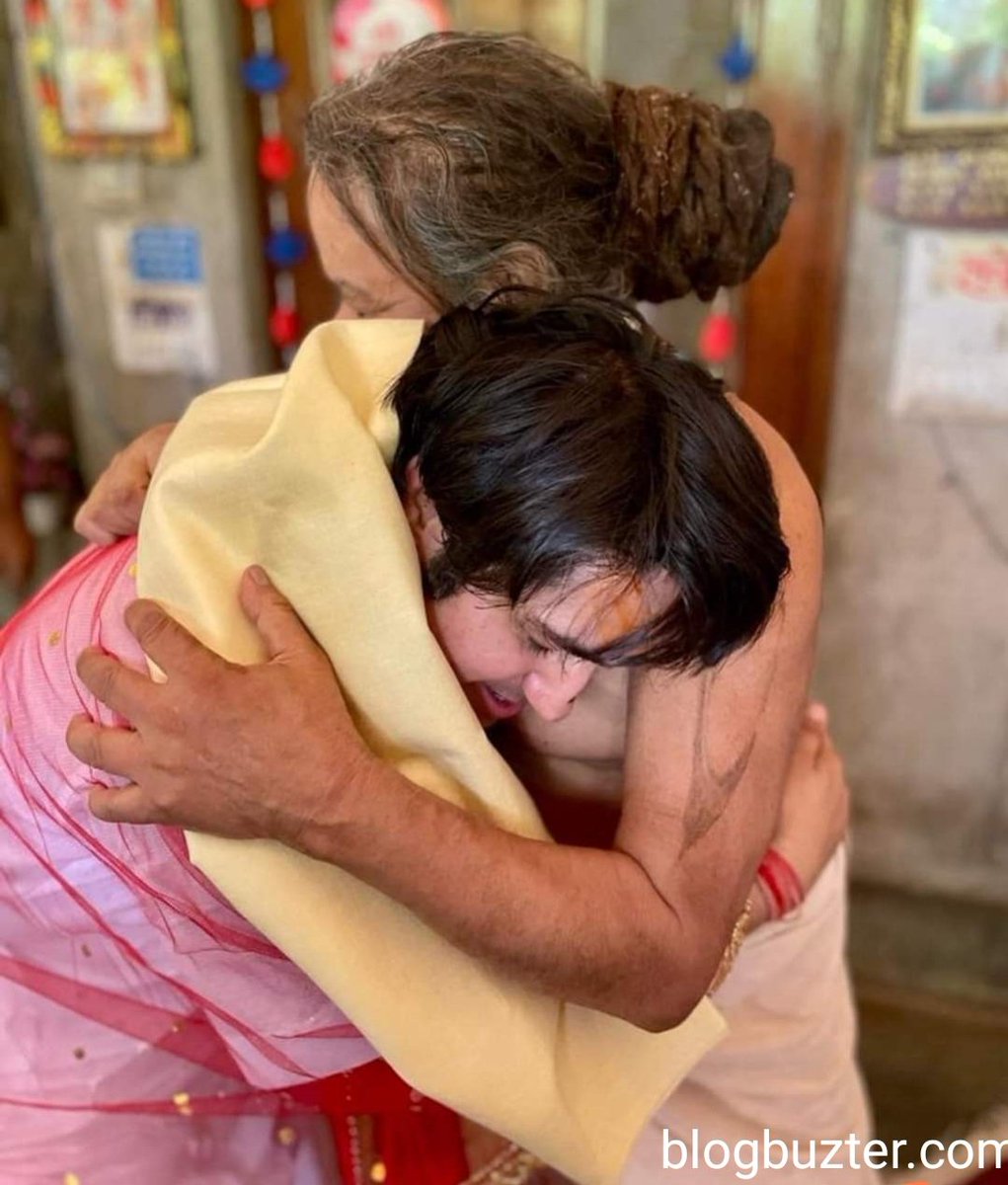 tushardtnt's tweet photo. चित्र में एक तरफ बागेश्वर वाले बाबा हैं तो उनसे जो गले मिल रहे हैं वे विनोद बाबा बरसाना वाले हैं
हाथ देखकर आसानी से अंदाजा लगाया जा सकता है, हाथ किसी महिला का नहीं बल्कि पुरुष का है, लेकिन जिनको बहन में भी बीवी और बकरी में भी हूर नजर आती हो ऐसी मानसिकता का कोई इलाज नहीं ह https://t.co/DjlHQvlXgs