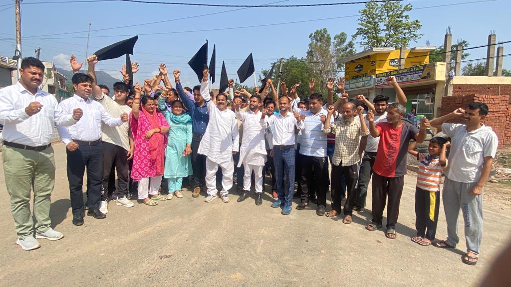 RisingKashmir's tweet image. #BJP ruined #JK: #PanthersParty

risingkashmir.com/bjp-ruined-jk-…