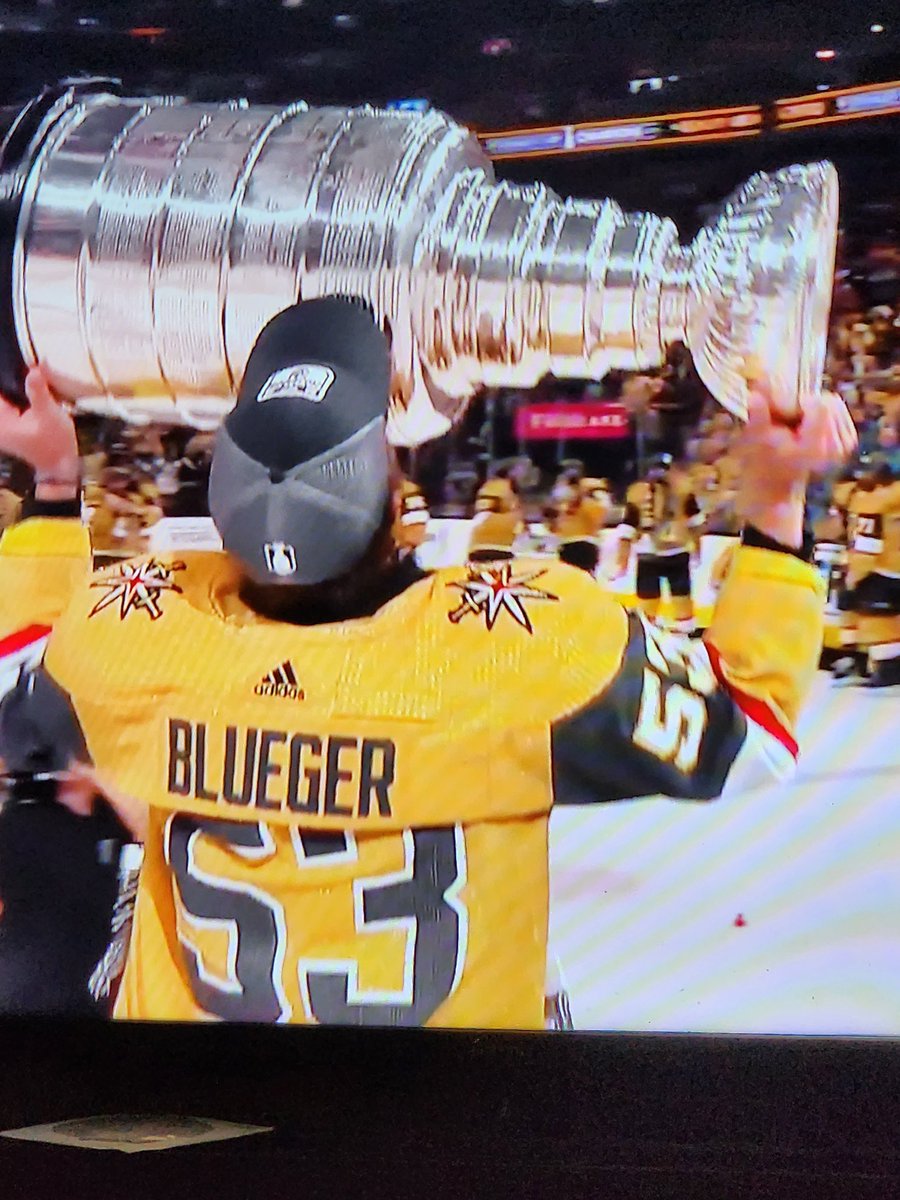 OMG TEDDY BLUEGER LIFTED THE CUP LOOK AT HIM