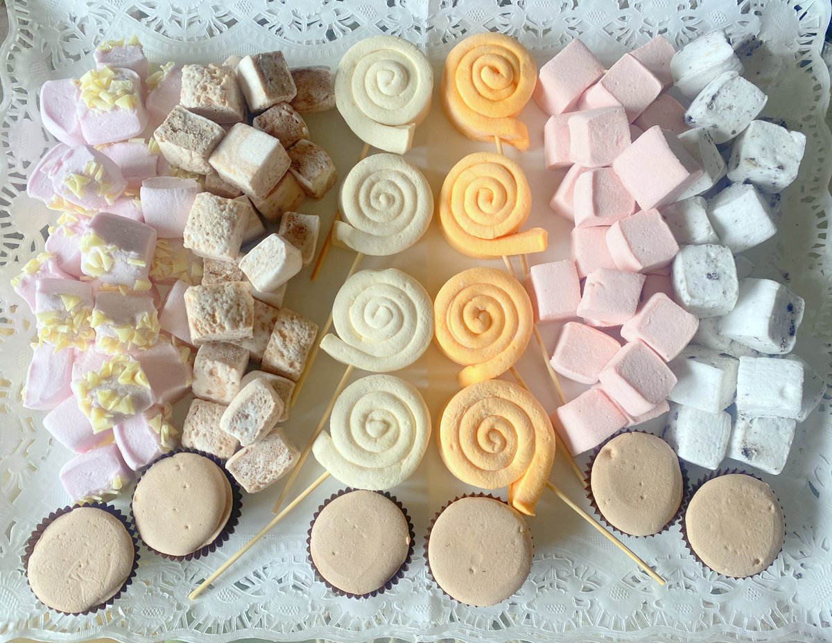 nubesartesanas's tweet image. Expositores que diseñas tú
¡Configura el tuyo! 
➡ FOTO: ©️Nubes gourmet Lemon Jelly
➡ SABORES: #violeta con #chocolateblanco #stracciatella #fresa #galleta #oreo #volcán de #chocolate y #piruletas de #plátano y #naranja
➡ FORMATO: nubes cuadradas estándar, volcanes y piruletas