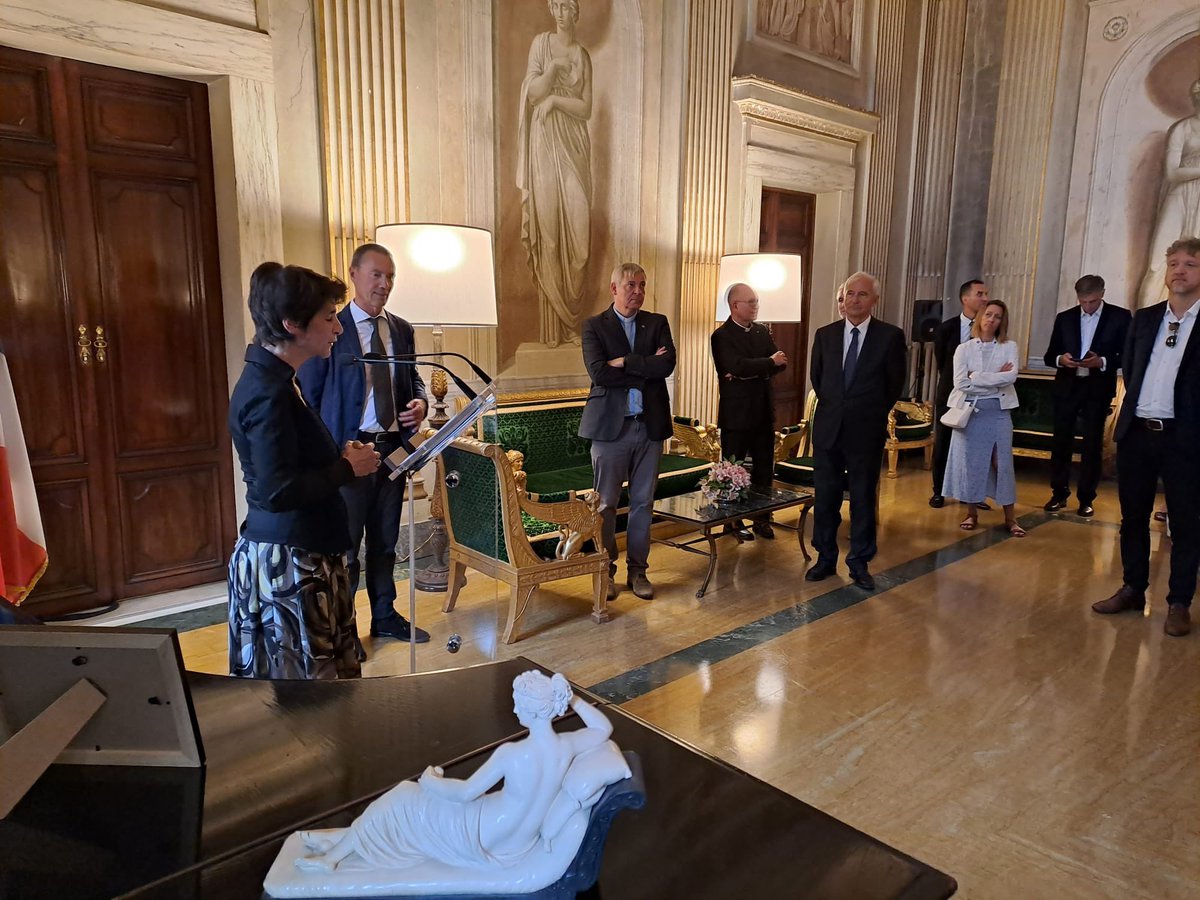 La France au Vatican tweet media