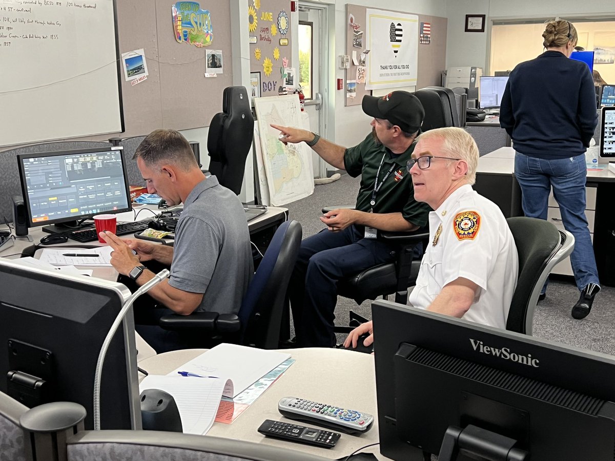 BentonFire1PIO's tweet photo. YOU GUYS! The SECOMM dispatch center is SLAMMED. Please only call 911 for emergencies. If you see a new fire start or flames threatening a structure, call 911. Please do not call non-emergency dispatch for information about the fires. https://t.co/y5JPQzFqVz