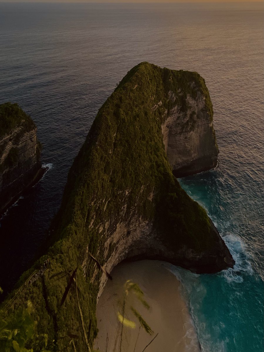 📍Kelingking Beach
This place is pure magic ⛰️