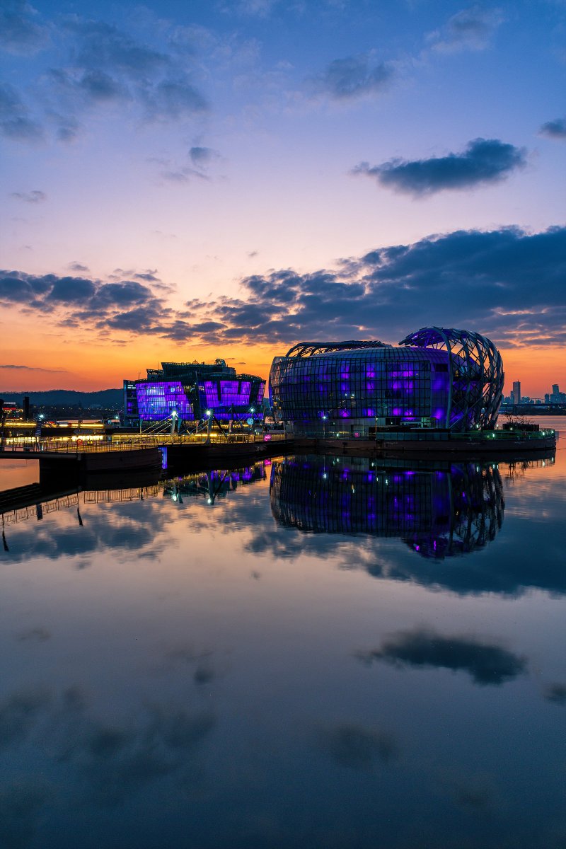 Seoul has turn #purple for 2023 BTS Festa!💜Commemorating 10th anniversary of #BTS, the landmark around #Seoul changed its colors to purple!😄 Don't miss out on the finale this Saturday when #fireworks in sync with BTS music goes off in Yeouido at 20:30!🎆😍
📸@korea_nightview