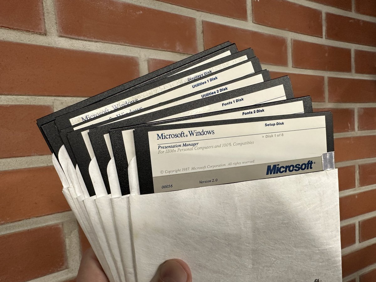 petterij's tweet photo. @TeroTweet Alkuperäiset Windows 1.02 ja 2.0 asennuslerput. Pitäisiköhän kokeilla asennusta? #windows1 #retro #windows2 #installationfloppies #floppydisk #oldtimes https://t.co/CkbBTEpuZF