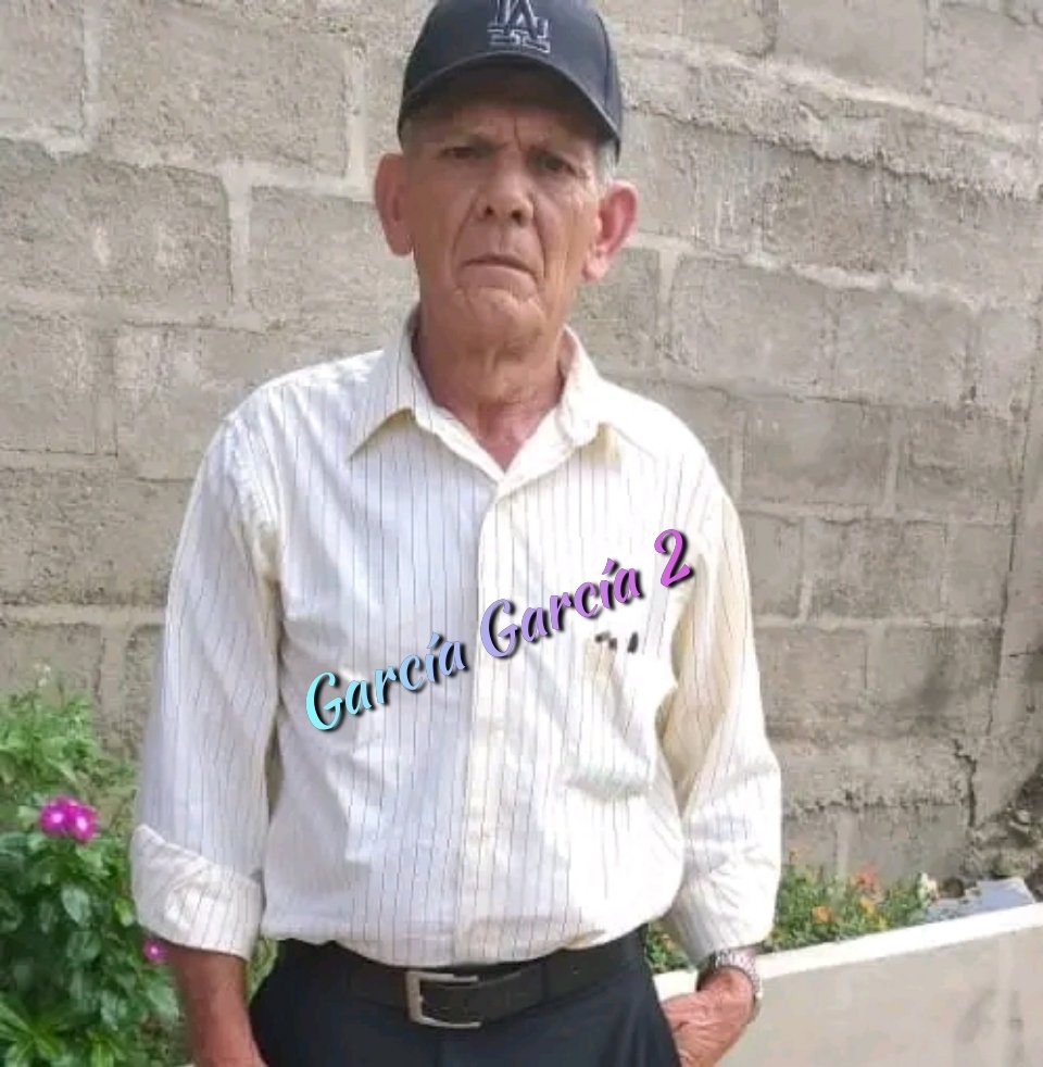 GarcaGarca21's tweet photo. Aquí les dejo al abuelo José a mi parecer no es muy guapo , pero su herramienta está grande y gruesa bien sabrosa, Dice que es de campo y vive solo pero que lo visitan de vez en cuando sus amigos y se los coje en varias posiciones, dice que si la aguantan toda pero se quejan .😜 https://t.co/pYxUP33tGM