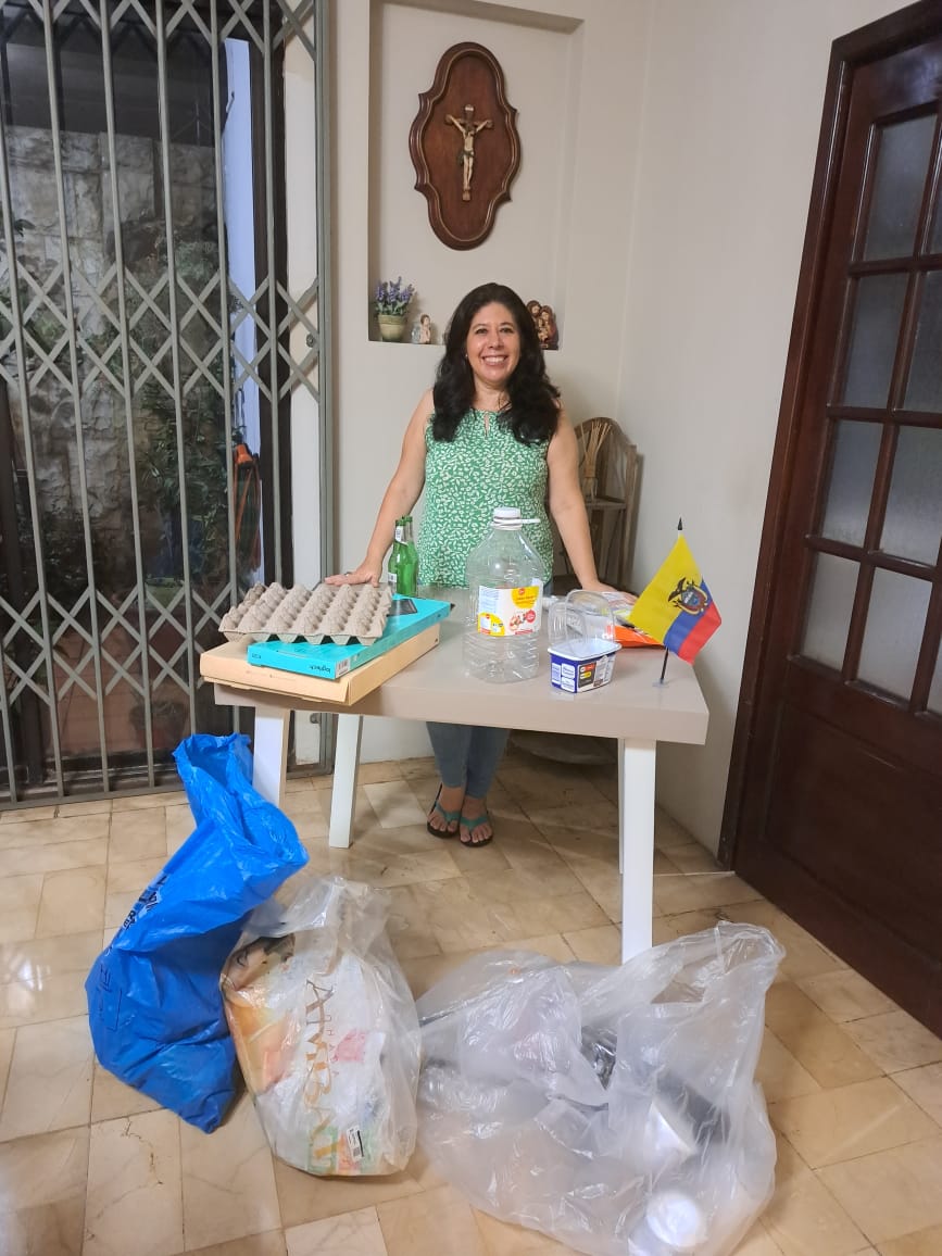 karitovinueza's tweet photo. Haciendo reciclaje de desechos en casa, todos somos actores positivos respecto al cuidado de nuestra casa común.  Economía Circular. Laudato Sí!
#LideresCatolicos
#LiderazgoCatolico
@ELCatolicosgye https://t.co/EYeqB4jFDo