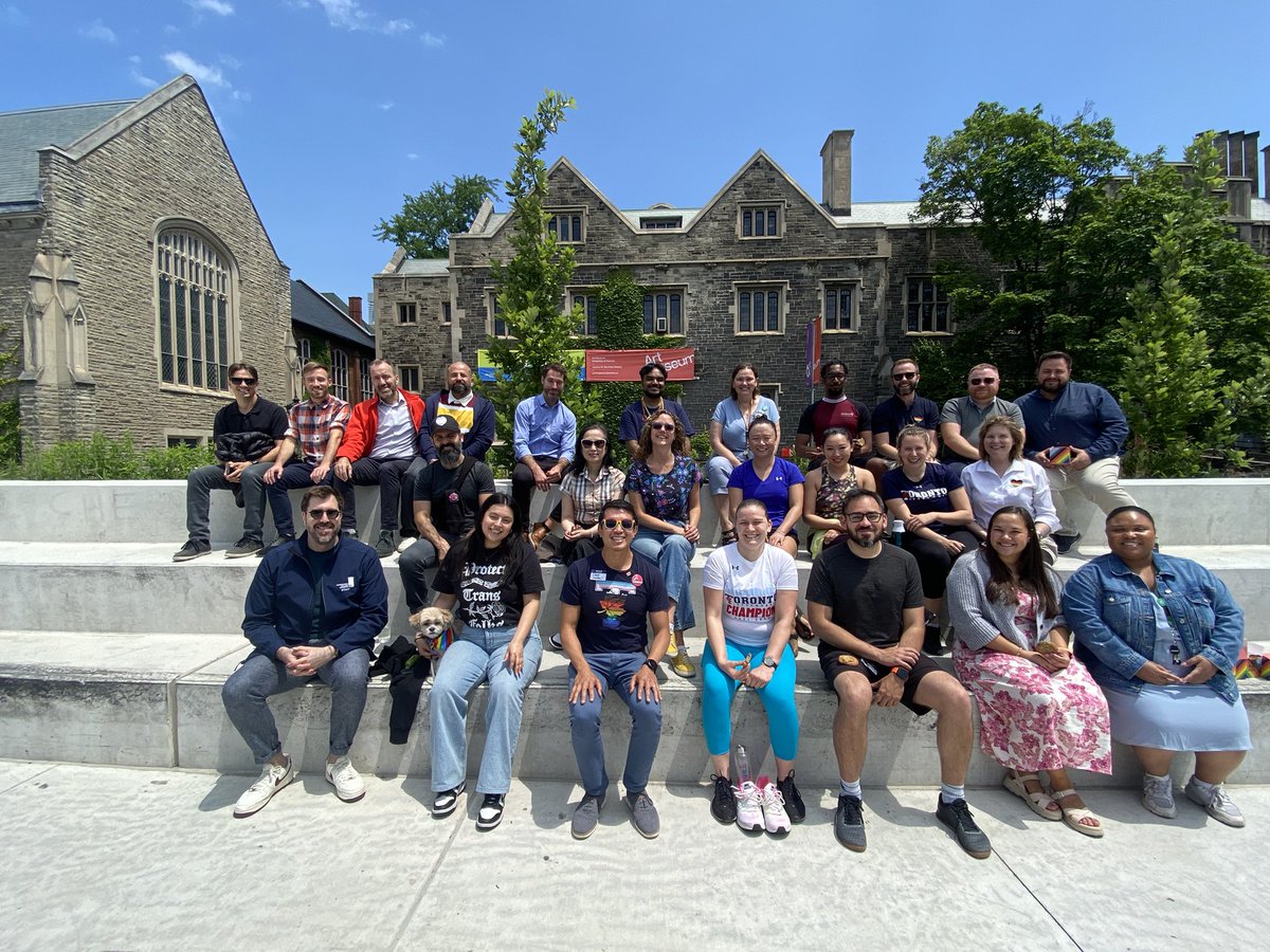 PositiveSpaceUT's tweet image. #UofT St. George Positive Space celebrating #DisplayYourPride with some Pride themed treats! Happy Pride! 🌈🍪😎