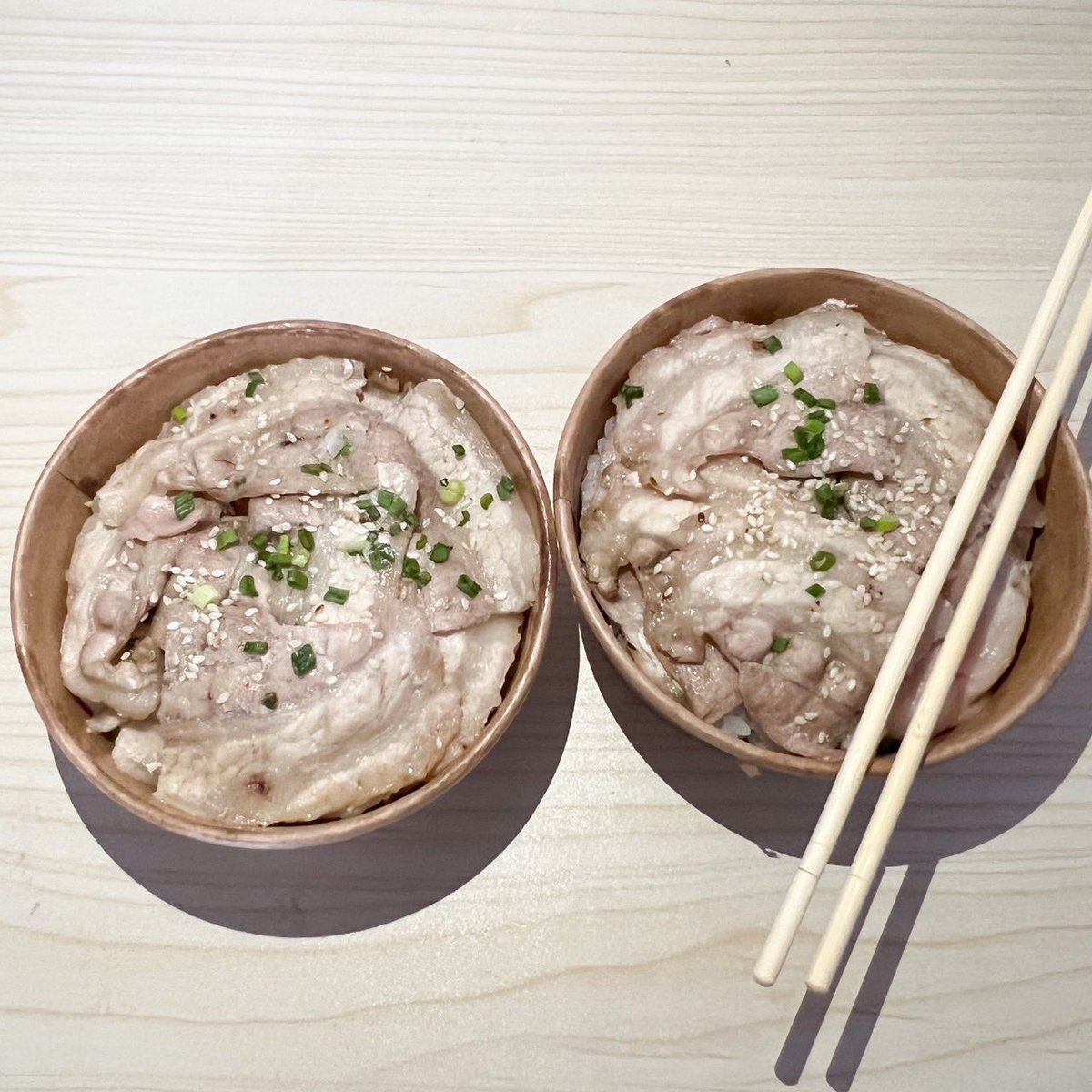 icecreamnyy's tweet photo. คุ้มมากแม่ เราสั่งอาหารจากfoodpanda มาทานกับเเฟน นอกจากได้กินหมูสามชั้นย่างเกลืออร่อยๆ แล้ว ยังฟิลกู๊ดสุดๆ เพราะค่าส่งเเค่บาทเดียว สำหรับร้านที่อยู่ ระยะ1กิโลเเรก คือประหยัดไปเยอะเลยอ่ะ ยุคนี้อะไรที่เซฟได้ก็เซฟ เริช #foodpandaTH https://t.co/iWUxxSrYta