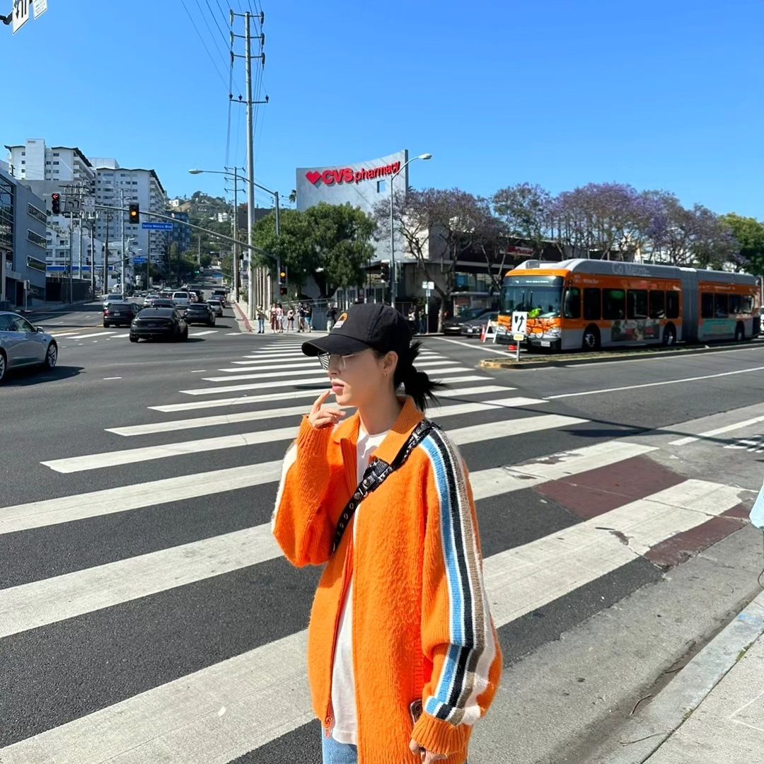 moonbyeolyi's tweet photo. The little chick is getting lost somewhere in LA 💋 https://t.co/8i7ehi9zeQ
