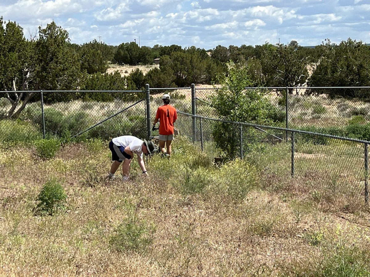 CHSBRmissions's tweet image. While half of us were leading Bible school, the rest put in another great day of work around St. Anne and the neighboring community. #PuttingInWork #Klagetoh2023