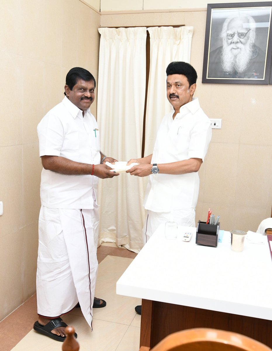 செந்தில் பாலாஜிக்கு பதில் வேறொருவருக்கு அமைச்சர் பதவி வழங்க நினைத்தால் அதனை அதே கரூர் மாவட்டம் குளித்தலை தொகுதியில் இருந்து வெற்றி பெற்ற திரு.
<a href="/R_Manickam_MLA/">R.Manickam MLA - தமிழ்நாட்டை தலைகுனிய விடமாட்டேன்</a> அவர்களுக்கு வழங்க வேண்டும்.கருணாநிதி முதன்முதலாக வென்ற தொகுதி குளித்தலை ஆகவே அந்த தொகுதியை சேர்ந்தவருக்கே(1/2)
<a href="/mkstalin/">M.K.Stalin - தமிழ்நாட்டை தலைகுனிய விடமாட்டேன்</a>