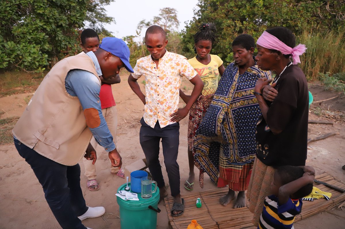 @OMSMocambique 🇲🇿e @SaudeMisau faz seguimento de casos de #colera 🦠 a nível da comunidade. No distrito de Maganja da Costa #Zambezia o 👨‍⚕️ chefe do distrito faz uma demonstração em como usar a Certeza #cloro e SRO em casa de uma família com 5 doentes de #colera. @WHOAFRO #CFE