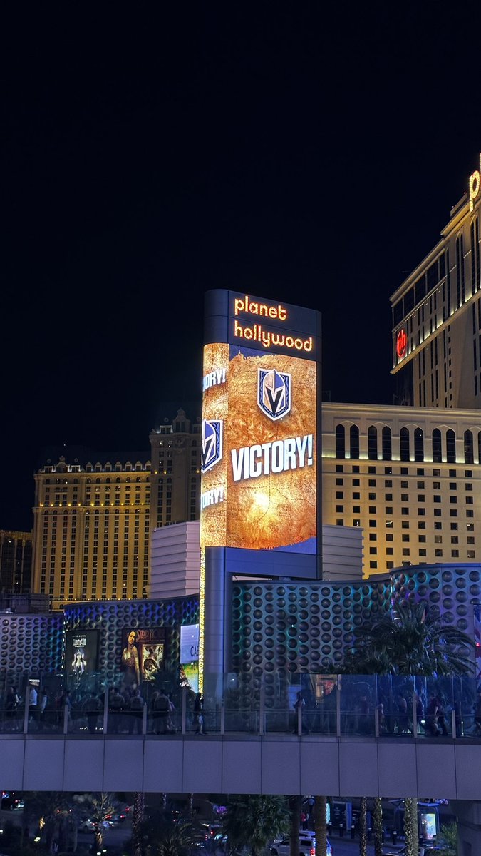 JLangelerNews's tweet photo. The Strip is madness @8NewsNow  @GoldenKnights https://t.co/1oO0vurjYt
