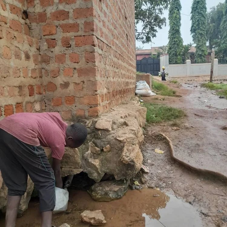 UgandaRangers's tweet photo. #Informalsettlements #High pollutionlevels,
#Teammembers affected too #bacterias #viruses #intestinal #protozoa #helminth;
#Absenceofpipedwater,
contamination
#Microbial #chemical #sediment
Intervention: #OEOO, #UgandaJuniorRangers #1millionclaywaterfiltrationsystems https://t.co/7Hkb2isyq5