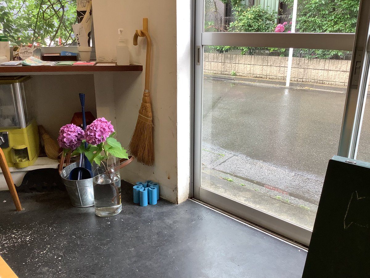 294nicchoku's tweet photo. つくし文具店、雨の訪れと共にオープンしました！
6月14日水曜 日直さんちゃん https://t.co/wZTGkd35nr