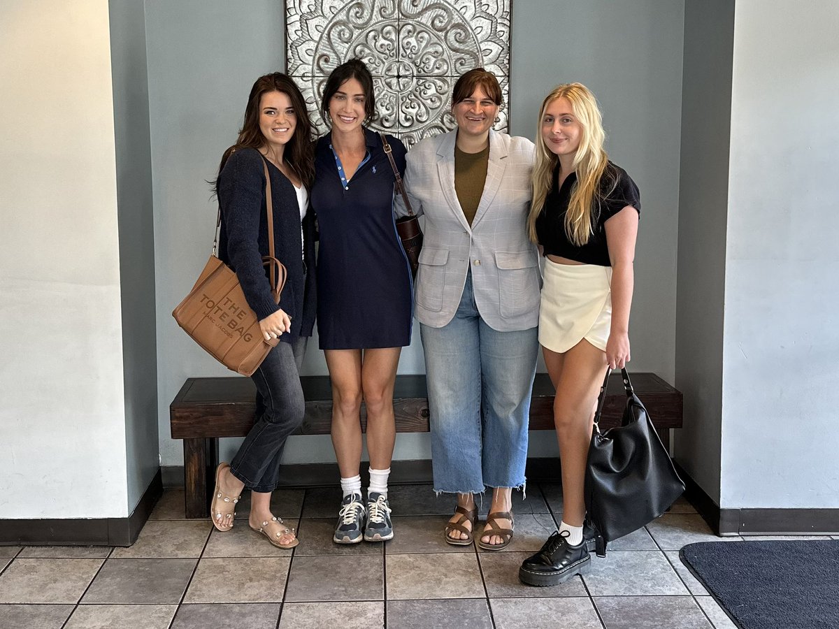 Monthly lunch today with our fave Colliers girls that kill it in the retail world! Love talking about everything under the sun in the Utah CRE market. 

👀👀👀…