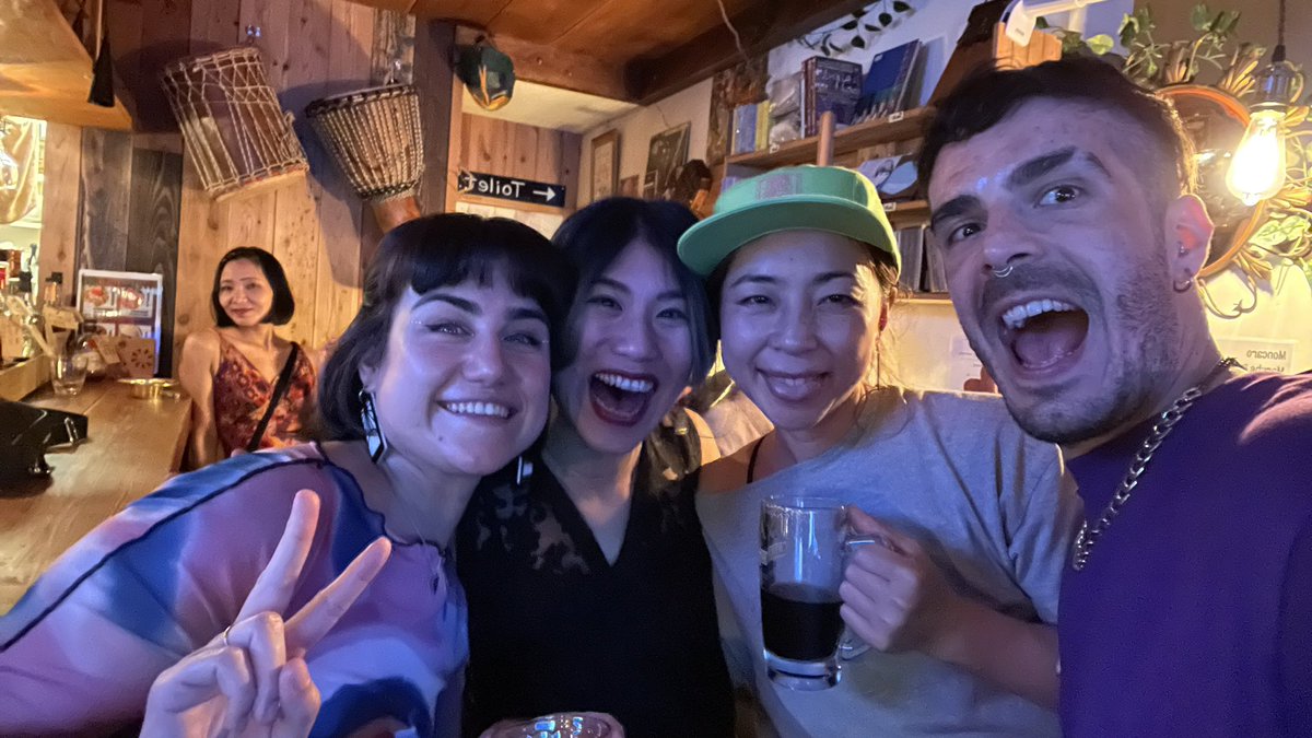 duodomusica's tweet photo. Lovely people from Kyoto ❤️ More vinyls found his new home 📀 Thank you for the music ✨ ありがとございます♪

#音楽と人 #音楽 #ミュージシャン #ビニール #duodo #japantour #music #kyoto #京都 #japan #japon #日本 https://t.co/WYte2SCPbJ