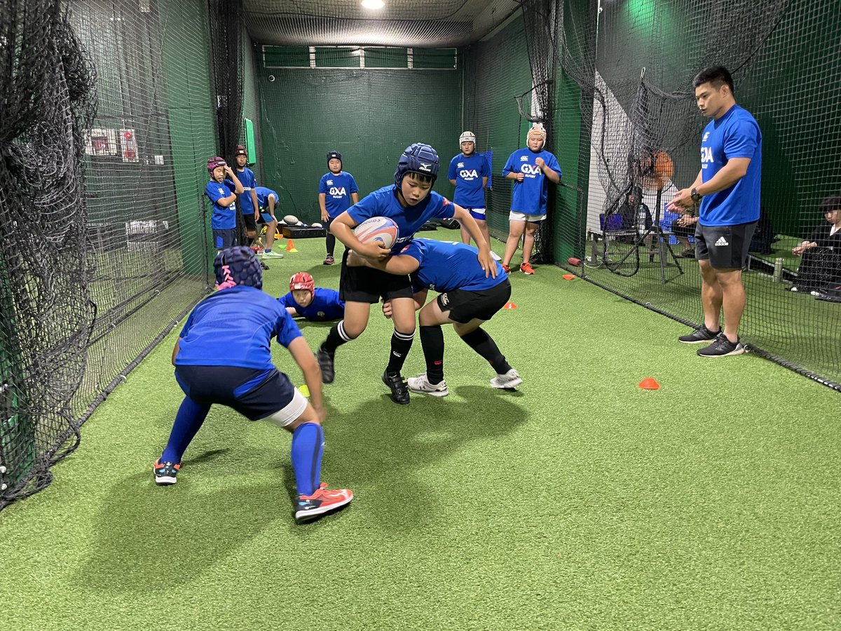 Rugstar1's tweet photo. ／
【毎週土曜日】現役S&amp;Cコーチが熱血指導！
GXAラグビーアカデミー 東京・江東校🏉
＼

1v1でのアタックでは、正面からヒットするのではなく半身でずらし、前進することを意識☝️

タックルでは、先週に学んだアタックラインの内側からしっかり詰めてディフェンスすることを再度確認🤼‍♀️

#ラグビー https://t.co/cqTuNVI4bl