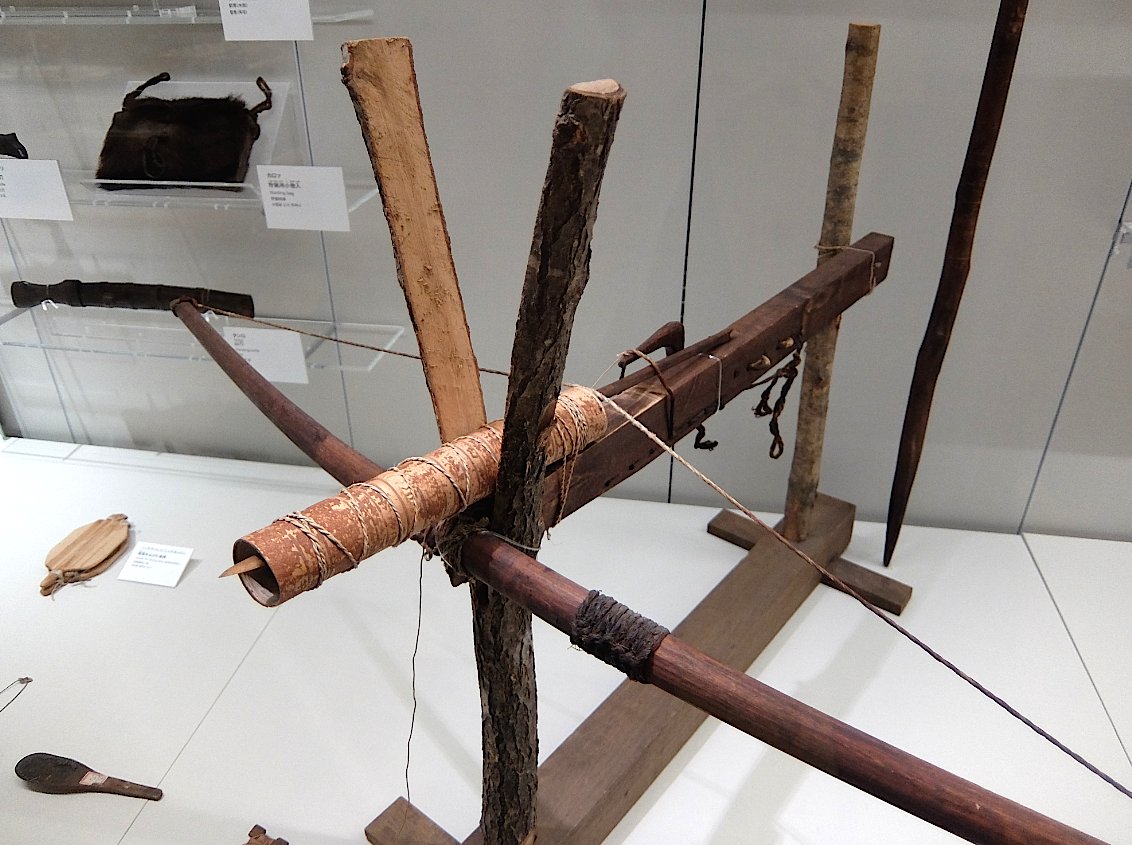 国立アイヌ民族博物館の館内には、アマッポ（仕掛け弓）やキテ（先端が