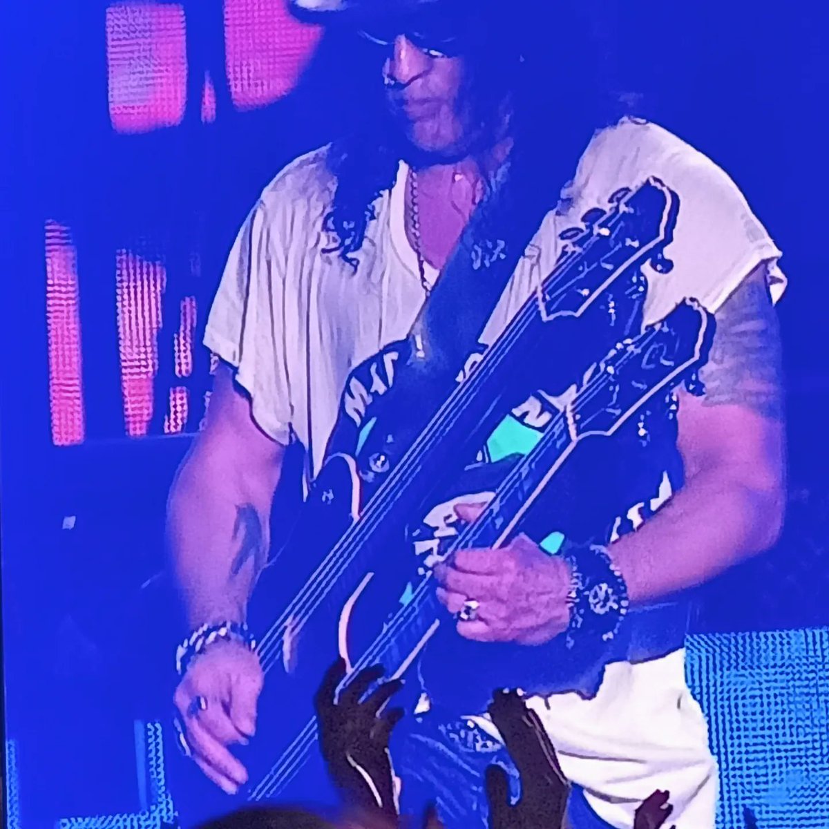 teopicoro's tweet photo. @Slash Unforgettable concert!! Always will remain in my mind. https://t.co/voShQeB2hs